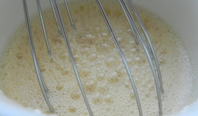 1. Этап. Сырные блины: 1. Взобьем до однородности яйца с сахаром, кефиром и содой. Дальше сюда понемногу вводим сыр, сразу активно помешивая, чтоб смесь была однородной.