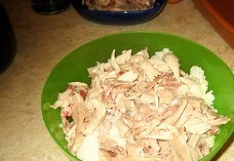 1. Этап. Рисовая запеканка с курицей: Смешайте мясо со сваренным рисом.