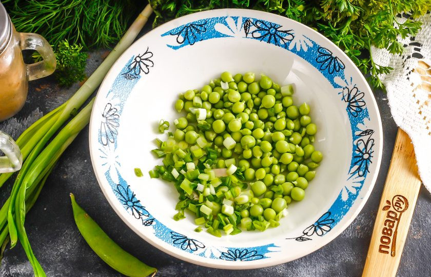 1. Этап. Салат с тыквенным маслом: Зеленый горошек очистите, удаляя стручки. Высыпьте горошины в глубокую емкость и промойте. Промойте и измельчите зеленый лук.