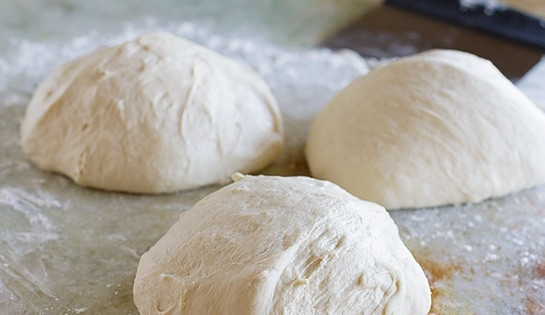 1. Этап. Тесто для пиццы с сухими дрожжами: 8. У вас получится гладкий шар. Разделите его на 3 части. Используйте тесто сразу или отправьте в морозилку.