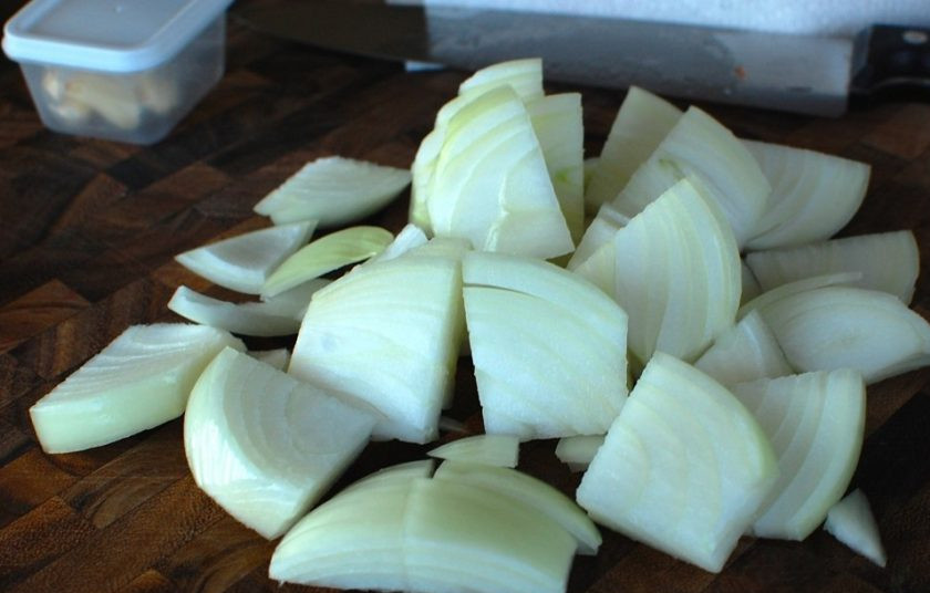 1. Этап. Каччиаторе (курица по-итальянски): 3. Тем временем очистите большой лук и нарежьте его крупно.