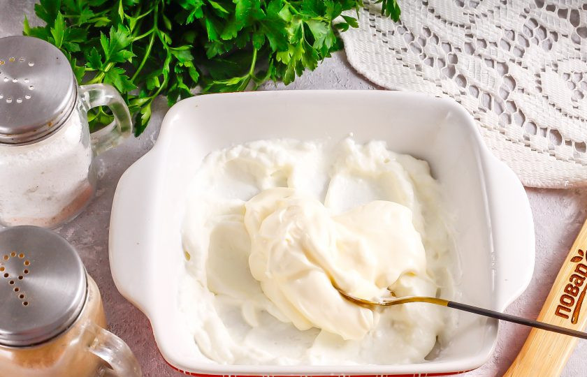 1. Этап. Соус Шантильи: Выложите майонез любой жирности. В этот момент вы можете добавить различные пряности, специи или приправы по своему вкусу.