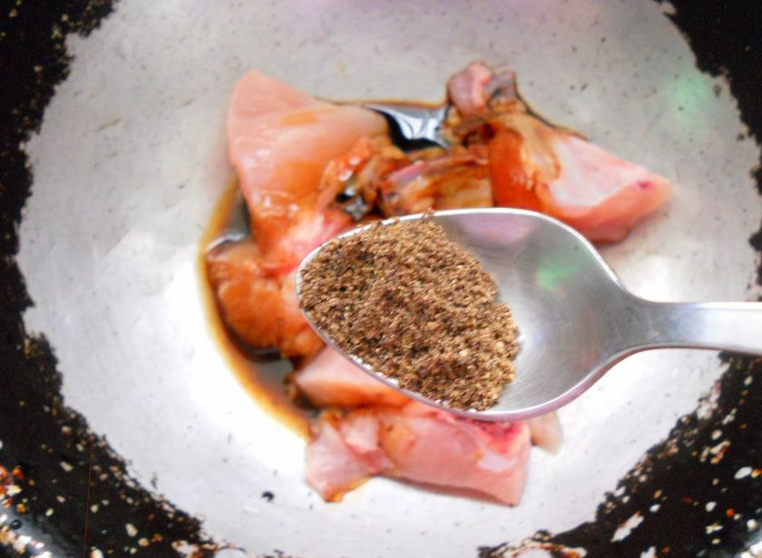 1. Этап. Китайская лапша с курицей: 1. Первым делом отварите лапшу в подсоленной воде, затем откиньте на дуршлаг. Нарежьте мясо небольшими кусочками. Разогрейте сковороду с ложкой растительного масла, выложите курицу, добавьте 1 ложку соевого соуса, 0,5 чайной ложки молотого перца и ложку воды, накройте крышкой и готовьте несколько минут.