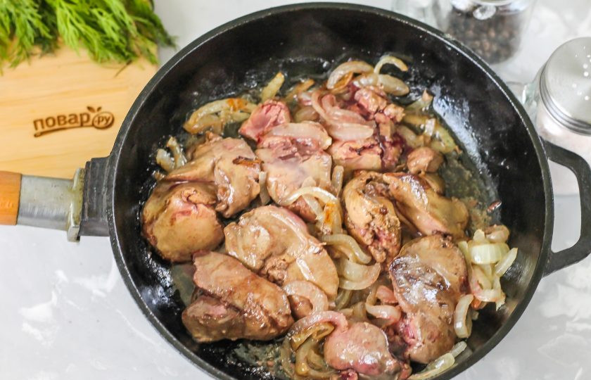 1. Этап. Куриная печень с помидорами: В это время промойте помидор и вырежьте из него зеленый черенок. Нарежьте крупными кусочками. Печень к этому моменту будет уже готова.