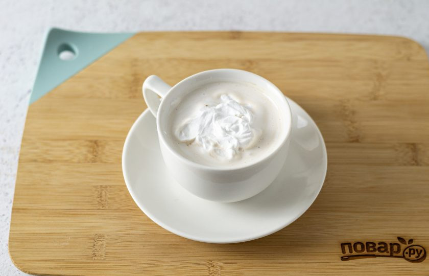 1. Этап. Кофе по-бразильски: Переложите сливки в кружку. Сверху можно посыпать миндальной крошкой, корицей или измельченным печеньем.