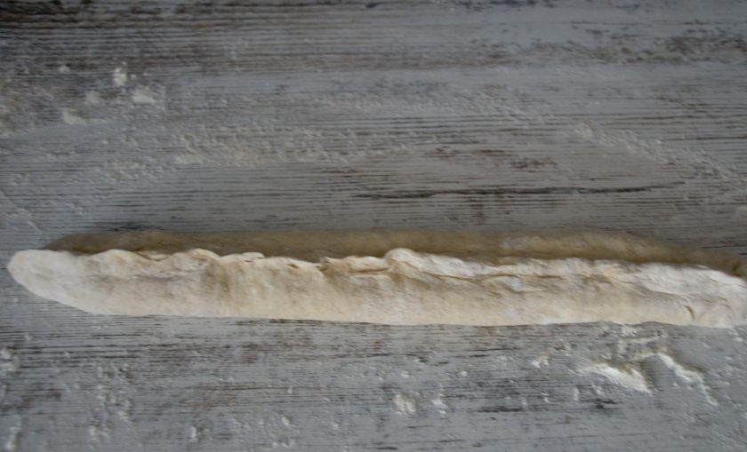 1. Этап. Багет ржаной: Сделайте еще один подворот и защипните заготовку по всей длине. Не сильно надавливая, подкатайте по всей длине.