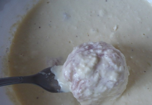 1. Этап. Отбивные из стейка индейки в кляре: Кусочки мяса индейки опускаем в яично-луковый кляр.