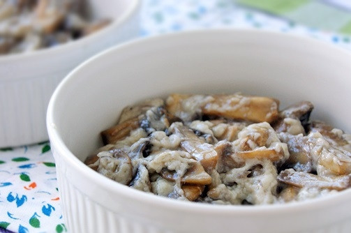 1. Этап. Шампиньоны в соусе Бешамель: 8. Разложите грибы с соусом по жаропрочным формам и присыпьте тертым сыром. Отправьте в разогретую до 180 С духовку и запекайте минут 20 до румяности.