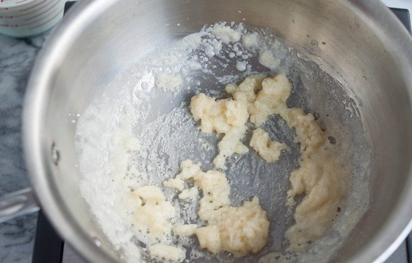 1. Этап. Куриная лазанья: 2. Энергично перемешайте мучную смесь лопаткой, затем обжарьте в течение 1-2 минут.