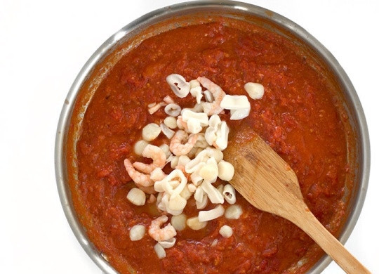 1. Этап. Итальянская паста с морепродуктами: 5. Добавьте в соус морепродукты, тушите еще минутку.