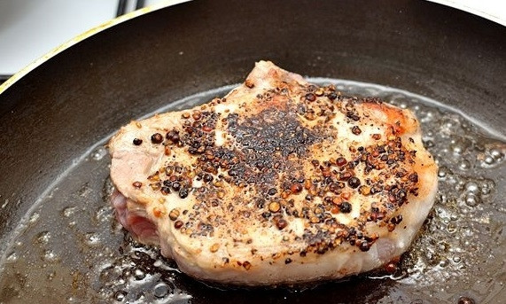 1. Этап. Перечный стейк: 4. Обжарьте стейк на масле. С каждой стороны - по 3-4-5 минут, в зависимости от того, какой стейк вы предпочитаете - слабой, средней прожарки или готовый. Не прокалывайте стейк вилкой (можете только прижать). Важно сохранить сок внутри мяса.