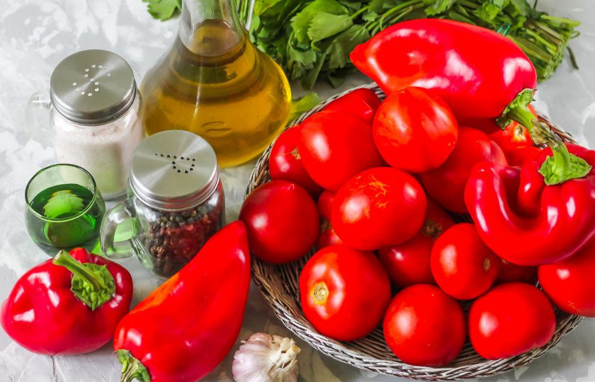 1. Этап. Заправка с перцем на зиму: Подготовьте необходимые ингредиенты. Их объем указан на две емкости по 0,5 литра.
