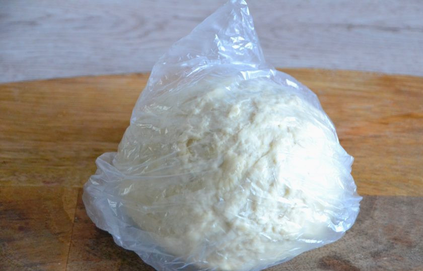 1. Этап. Лезгинский пирог с мясом и картофелем: Заверните тесто в пищевую пленку примерно на 30 минут.