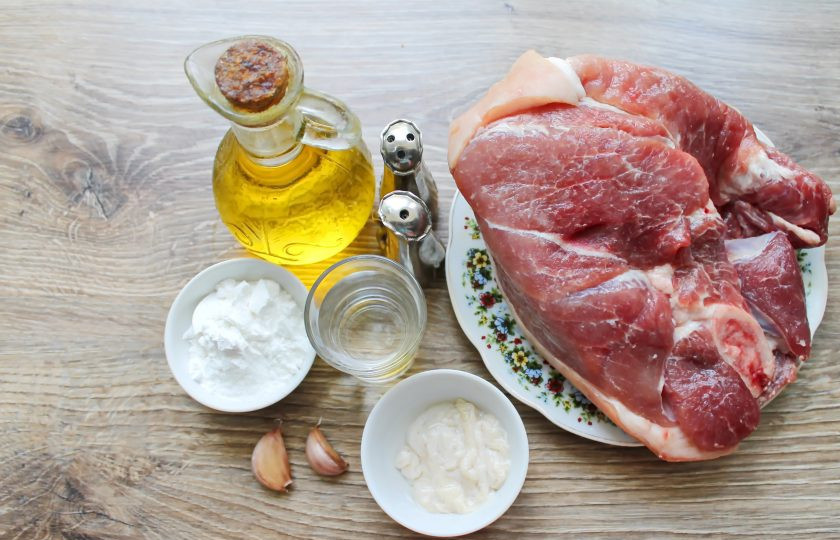 1. Этап. Домашняя колбаса на сковороде: Подготовьте все необходимые ингредиенты для приготовления домашней колбасы на сковороде.