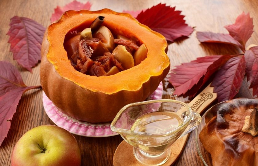 1. Этап. Тыква в духовке целиком с медом: Достаньте тыкву из духовки, остудите. Снимите 