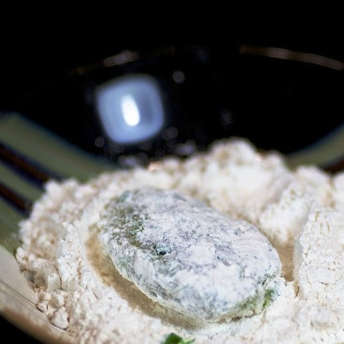 1. Этап. Рыбные котлеты с рисом: Обваливаем котлеты в муке или сухарях.