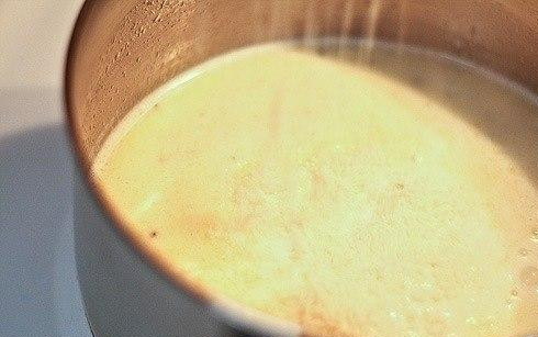 1. Этап. Куриный Альфредо: Соус Альфредо готовится так: нагреть 3 ст. ложки масла и половину чашки куриного бульона в кастрюле на среднем огне, пока масло не расплавится. Затем добавить чеснок (измельченный), чайную ложку соли, перца и пол стакана тертого сыра Пармезан. Варить, периодически помешивая, около 5 минут.