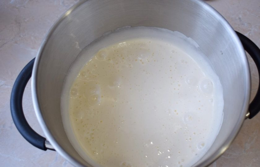 1. Этап. Бисквитный торт с крем-чизом: В чаше для взбивания соедините яйца с сахаром и взбейте на максимальной скорости в пышную пену.