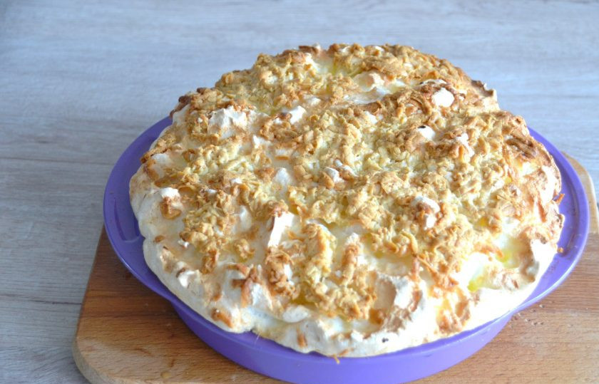 1. Этап. Польский пирог с яблоками и безе: Готовый пирог охладите, прежде чем достать из формы, так как в горячем виде начинка из безе еще подвижна. Можно полностью охладить пирог в холодильнике.