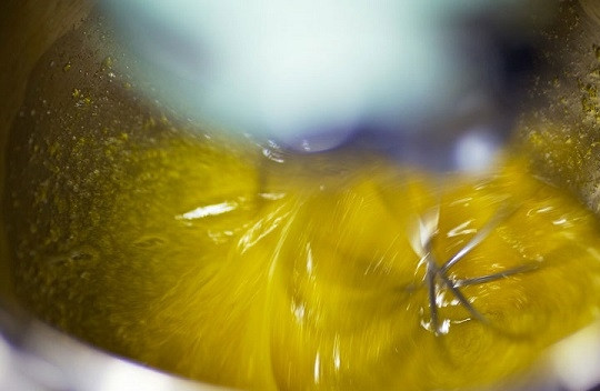 1. Этап. Блинное тесто: 2. Начните взбивать, пока масса не станет однородной.