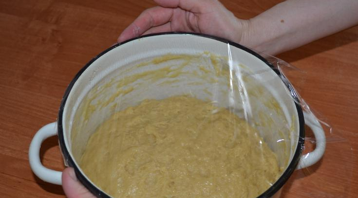 1. Этап. Кулич с изюмом на Пасху: 2. Дальше всыпаем муку и вымешаем однородное тесто. Потом вливаем растительное масло, начинаем вымешивать руками так долго, как только сможете. Тесто должно отходить от рук. Кладем тесто в кастрюлю, накрываем пленкой и ставим в теплое место подходить.