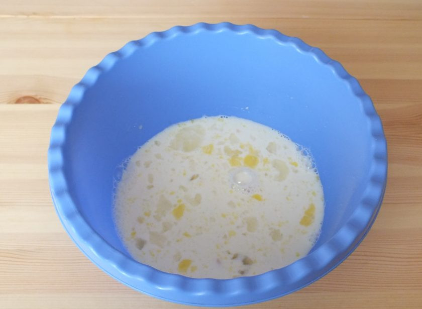 1. Этап. Милашино тесто: В глубокую чашу налейте теплое молоко, добавьте яйцо, соль, сахар и дрожжи. Размешайте.