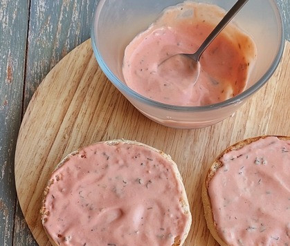 1. Этап. Двойной мясной бургер с карамелизированным луком: Смазать половинки соусом.