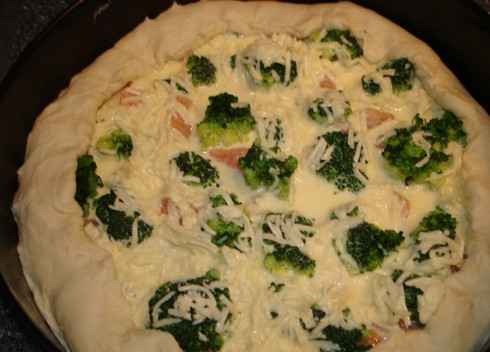 1. Этап. Пирог с семгой и брокколи: Готовое тесто раскатайте и выложите в форму для выпечки. На него уложите брокколи с рыбой, сверху залейте сливочной массой. Бортики на тесте заверните внутрь.