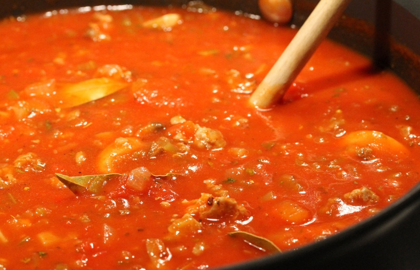 1. Этап. Томатно-мясной соус: Все перемешиваем и оставляем блюдо увариваться на медленном огне в течение 3 часов. Каждые 30 минут блюдо следует помешивать.