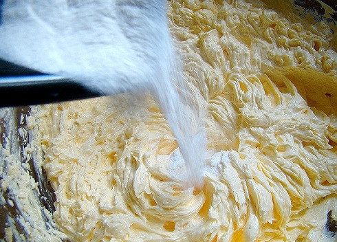 1. Этап. Лимонник пирог: Всыпаем разрыхлитель.