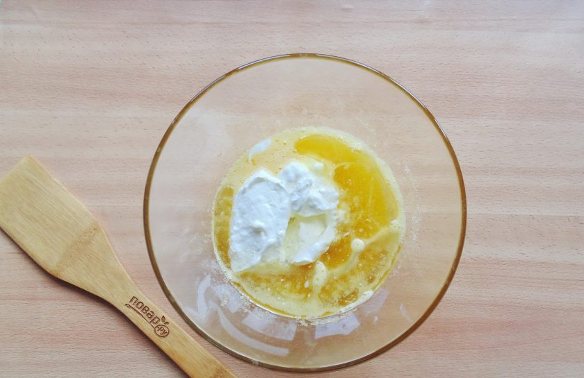 1. Этап. Простой ягодный пирог: Влейте растительное масло.