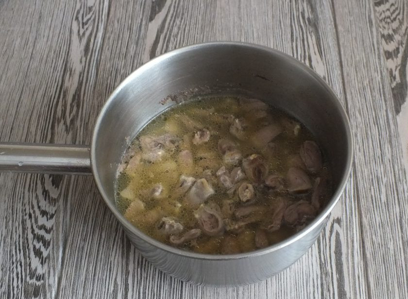 1. Этап. Куриные сердечки по-корейски: Готовые сердечки снимите с огня.