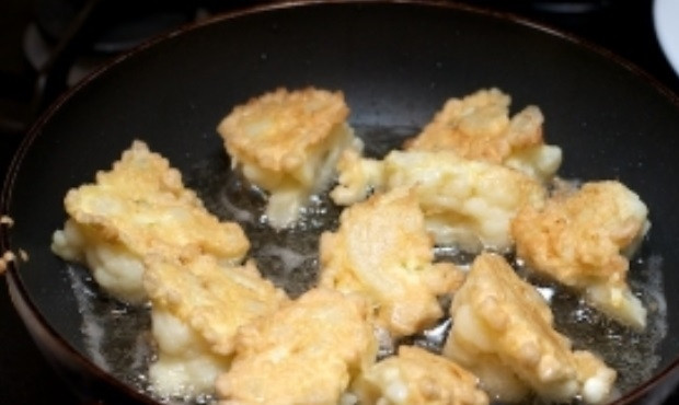 1. Этап. Жареная цветная капуста с яйцом: 7. Жарить капусту на среднем огне до золотистой корочки с двух сторон. Буквально через 5-10 минут (в зависимости от размера соцветий) жареная цветная капуста с яйцом в домашних условиях готова.