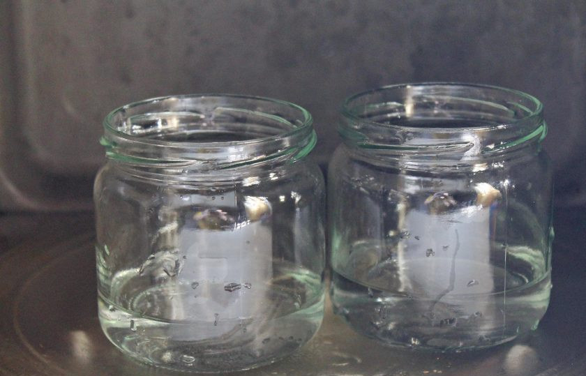 1. Этап. Варенье из абрикосов и киви: Банки и крышки тщательно вымойте. Банки простерилизуйте любым способом, а крышки прокипятите в течение 10 минут.