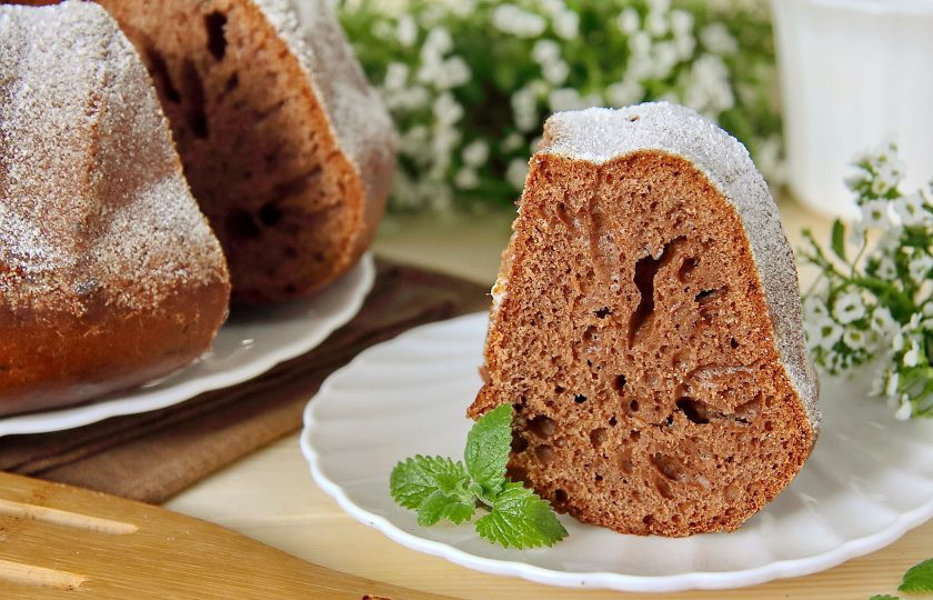 1. Этап. Шоколадный кекс на кефире: По желанию украшаем кекс сахарной пудрой или любой любимой глазурью. Приятного аппетита!