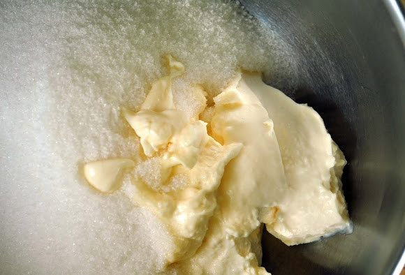 1. Этап. Мокрый торт: В чашу миксера выложите сахар и майонез. Взбейте все до однородной массы.