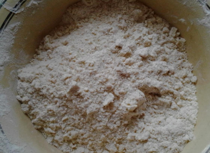 1. Этап. Несдобная выпечка: Холодное сливочное масло или маргарин порежьте кубиками (можете даже на терке натереть) и перетрите с мукой до образования крошки.