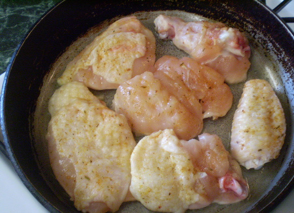 1. Этап. Жареное мясо кусочками на сковороде: Разогрейте масло растительное на сковороде. Выкладывайте осторожно кусочки курицы и обжаривайте сначала на большом огне, для получения корочки, потом огонь уменьшите и накройте крышкой.