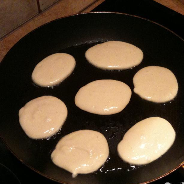 1. Этап. Оладушки на кислом молоке: Выкладываем на сковородку на средний огонь.