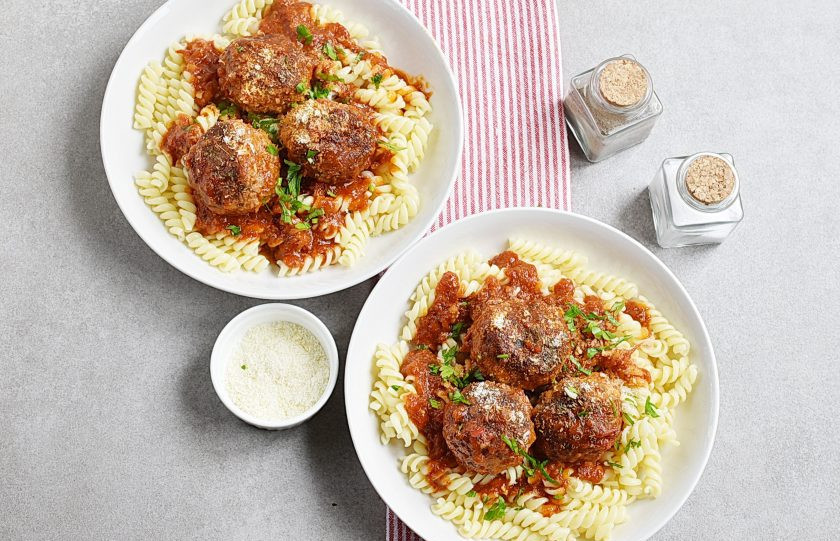1. Этап. Итальянский ужин: Выкладывайте пасту на подогретые тарелки, раскладывайте фрикадельки, щедро поливая их соусом.