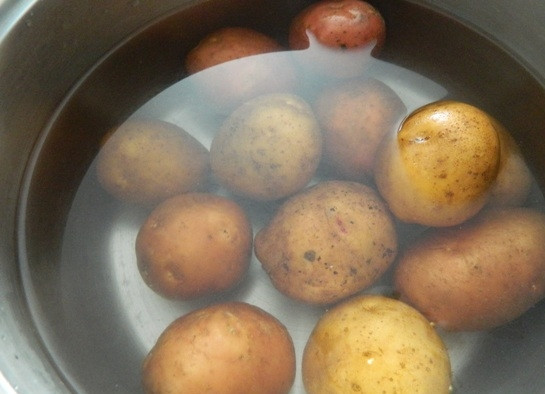 1. Этап. Картофельные шарики с ветчиной и сыром: 1. Картофель моем и ставим варить в кожуре.