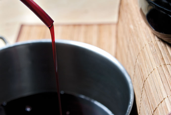 1. Этап. Вино из рябины: 12. Снова накройте крышками и уберите обратно. Каждую неделю снимайте аккуратно пену и переливайте вино, фильтруя его от осадка. Через месяц воспользуйтесь тонкой трубочкой, чтобы перелить вино. Это так называемый процесс 