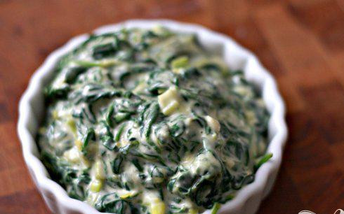 1. Этап. Стейк с грибным соусом и сливочным шпинатом: 6. Выложить шпинат на блюдо.