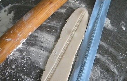 1. Этап. Торт Косметичка: 7. Из мастики другого цвета раскатать небольшую полосочку, которая будет замочком. Чтобы он выглядел натурально, на полоску мастики можно приложить чистую молнию и сверху прижать скалкой. Таким образом рисунок будет глубже.