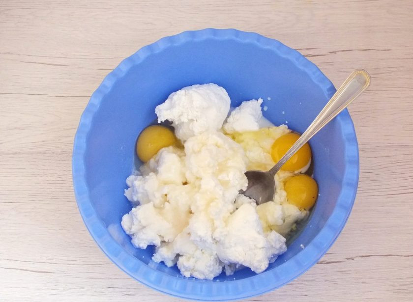 1. Этап. Лаваш с творогом в мультиварке: Сделайте начинку. В глубокую чашу выложите творог, 3 яйца, 4 ст.л. сахара, ванили, щепотку соли, 80 мл. молока.