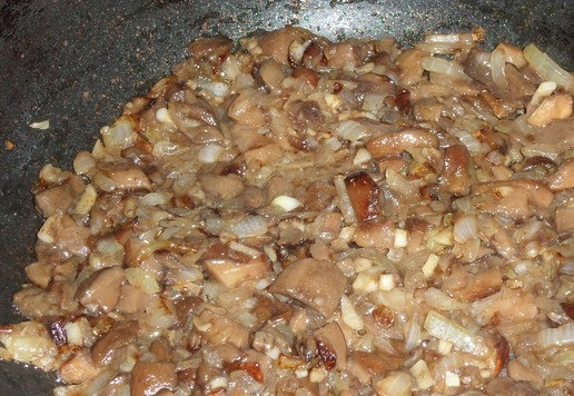 1. Этап. Запеченная скумбрия с овощами и сыром: Обжариваем 5-7 минут. Затем солим по вкусу. Перемешиваем массу и убираем сковороду с огня.