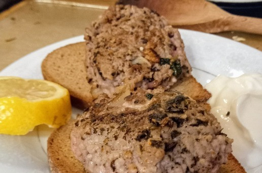 1. Этап. Острые гамбургеры из баранины с лимонным йогуртом: Выложить гамбургеры на поджаренные хлебцы. Подавать, макая в соус. Приятного аппетита!