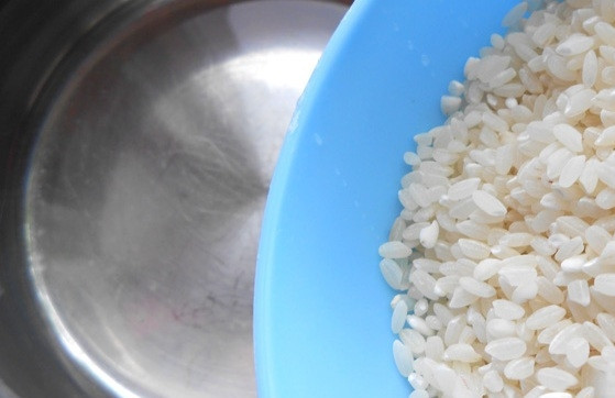 1. Этап. Тефтели с рисом на пару: Рис хорошенько промываем и отвариваем его в кастрюле в подсоленной воде до полуготовности.