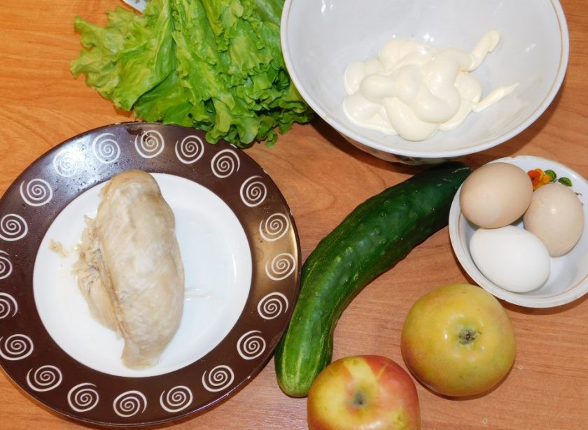 1. Этап. Салат Улыбка: Подготовьте все необходимые ингредиенты. Отварите яйца и куриное филе. Помойте яблоки, листья салата и огурец.