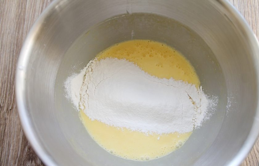 1. Этап. Творожный пирог с брусникой: Муку соедините с разрыхлителем, перемешайте и просейте в миску.